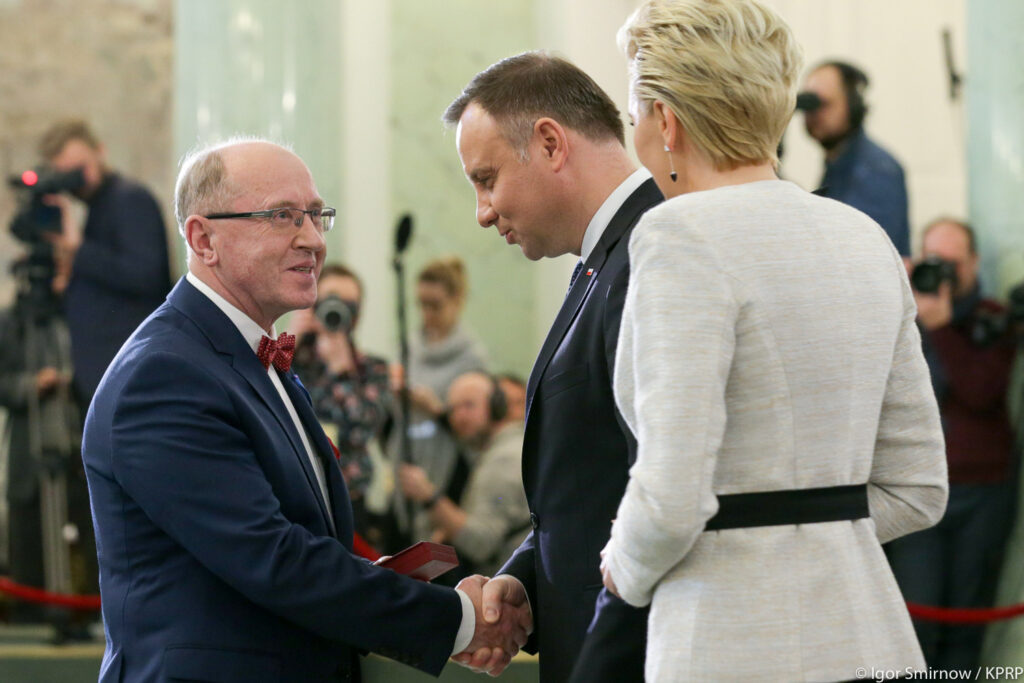 Prof. Henryk Skarżyński vom Präsidenten mit der Medaille zum 100. Jubiläum der Wiedererlangung der Freiheit ausgezeichnet