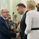 Prof. Henryk Skarżyński vom Präsidenten mit der Medaille zum 100. Jubiläum der Wiedererlangung der Freiheit ausgezeichnet