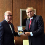 Prof. Henryk Skarżyński mit der Medaille zum 100. Jahrestag des Polnischen Olympischen Komitees geehrt