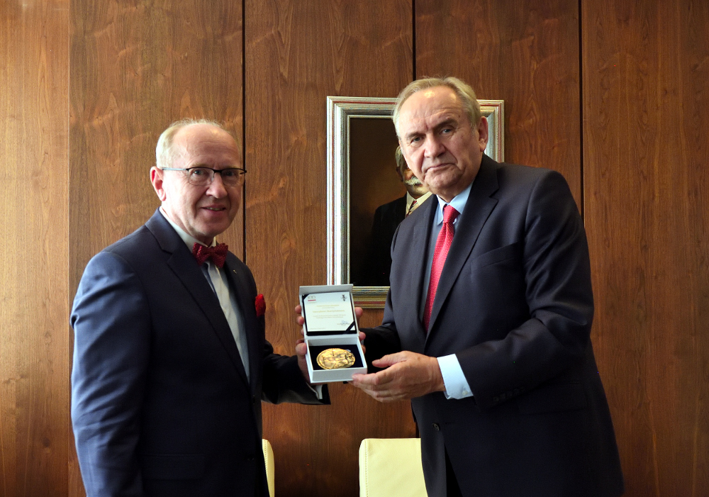 Prof. Henryk Skarżyński mit der Medaille zum 100. Jahrestag des Polnischen Olympischen Komitees geehrt