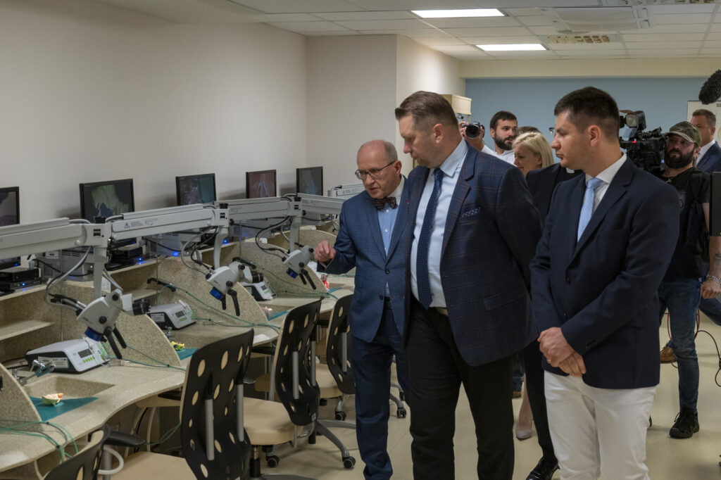 El Ministro de Educación y Ciencia, Przemysław Czarnek, visitó el Centro Mundial Auditivo