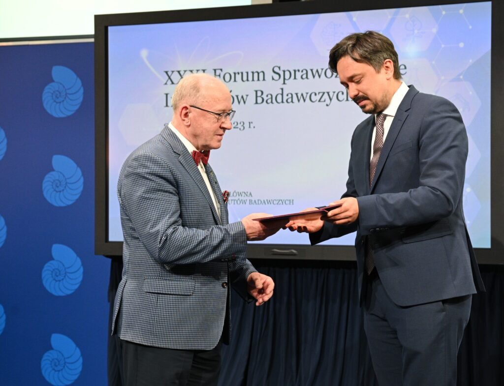 Prof. Henryk Skarżyński mit Auszeichnung vom Prof. Marcin Wiącek, Ombudsmann, gewürdigt